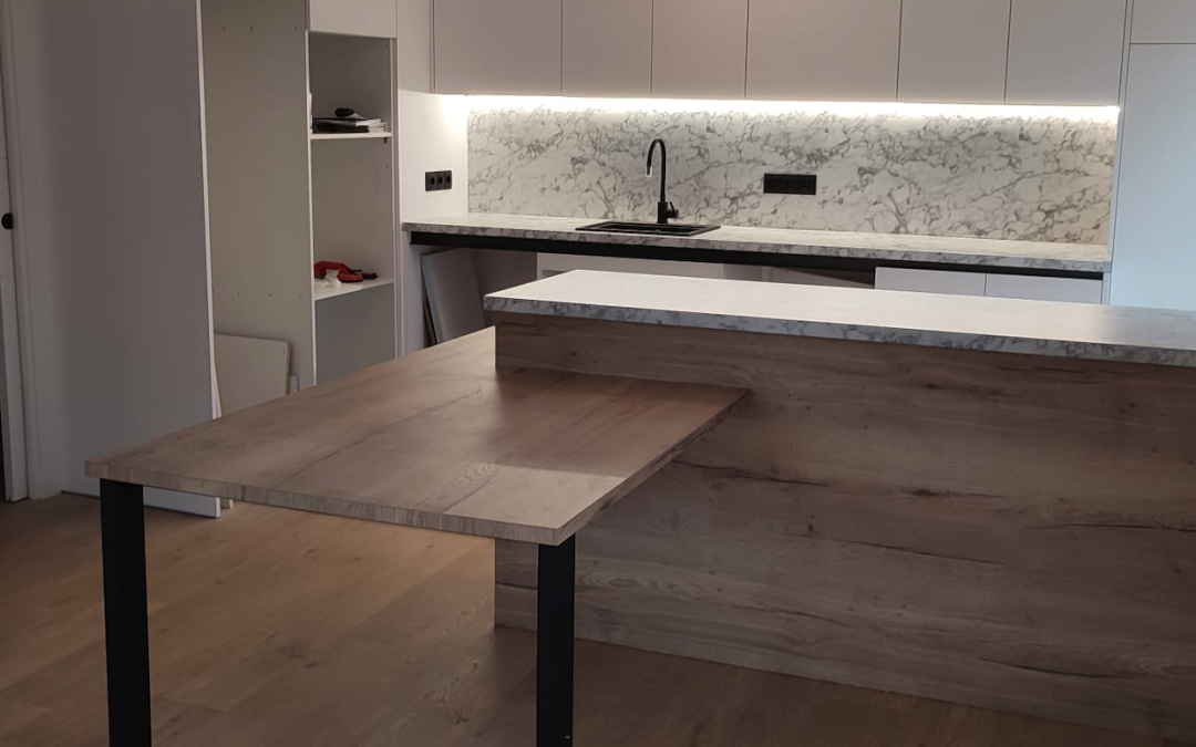 Cocinas a medida en madera natural en Sabiñánigo: diseño, funcionalidad y elegancia
