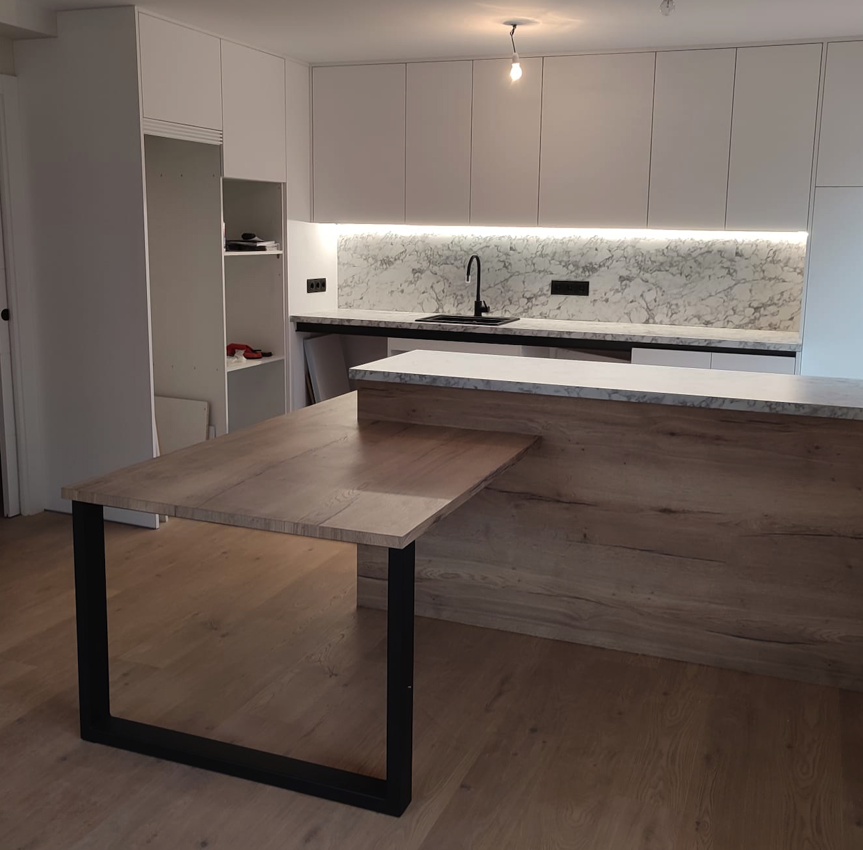 Mobiliario a medida en madera natural diseñado por Carpintería Tocar Madera