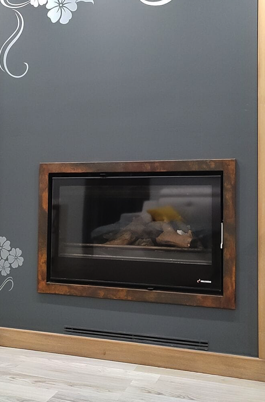 Detalle de salón a medida en madera natural para un hogar en Sabiñánigo