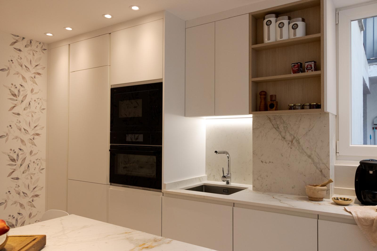 Mueble de cocina de madera maciza diseñado a medida resistente a la humedad