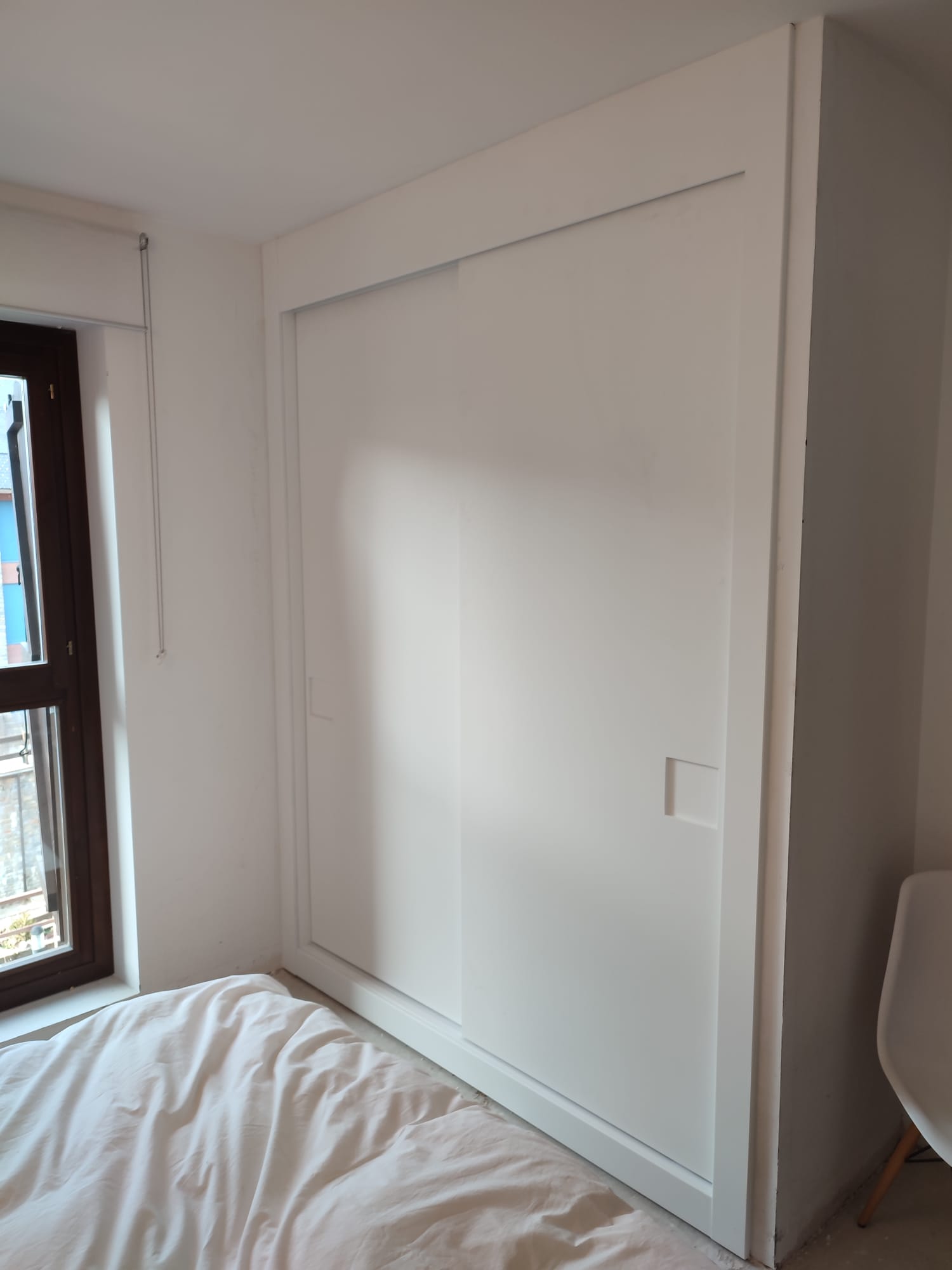 Armario de madera maciza diseñado a medida para dormitorio