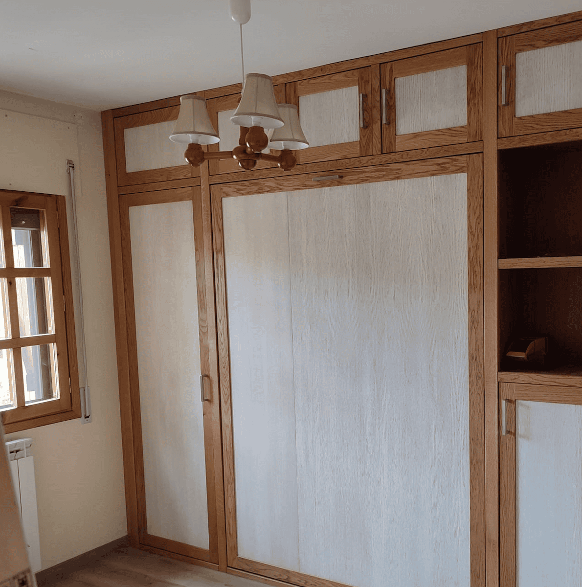 Armario empotrado a medida con puertas de madera en Sabiñánigo
