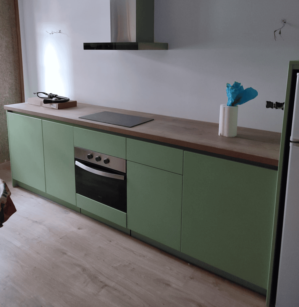 Cocina a medida de madera natural instalada en una vivienda de Sabiñánigo