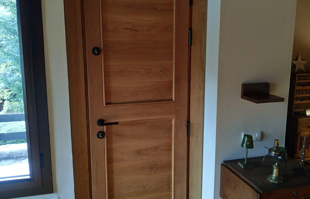 Puerta de madera maciza de diseño rústico para casa en Sabiñánigo