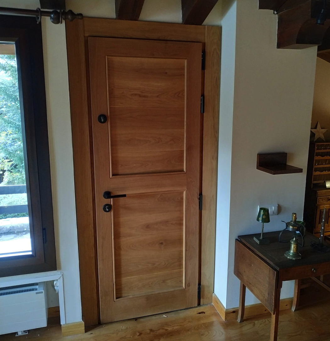 Puerta de madera maciza de diseño rústico para casa en Sabiñánigo